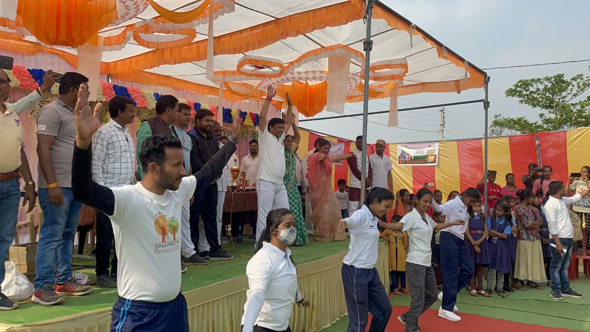 jayant_8173's tweet photo. आज विधायक @BS_BaghelDGG जी के साथ ग्राम गिधवा में आयोजित 5 km मैराथन दौड़ प्रतियोगिता और जुंबा डांस में सम्मिलित हुआ। 
जहां प्रदेश के विभिन्न जगहों से आए धावकों के साथ दौड़ में भाग भी लिया । https://t.co/U7alq77NIA