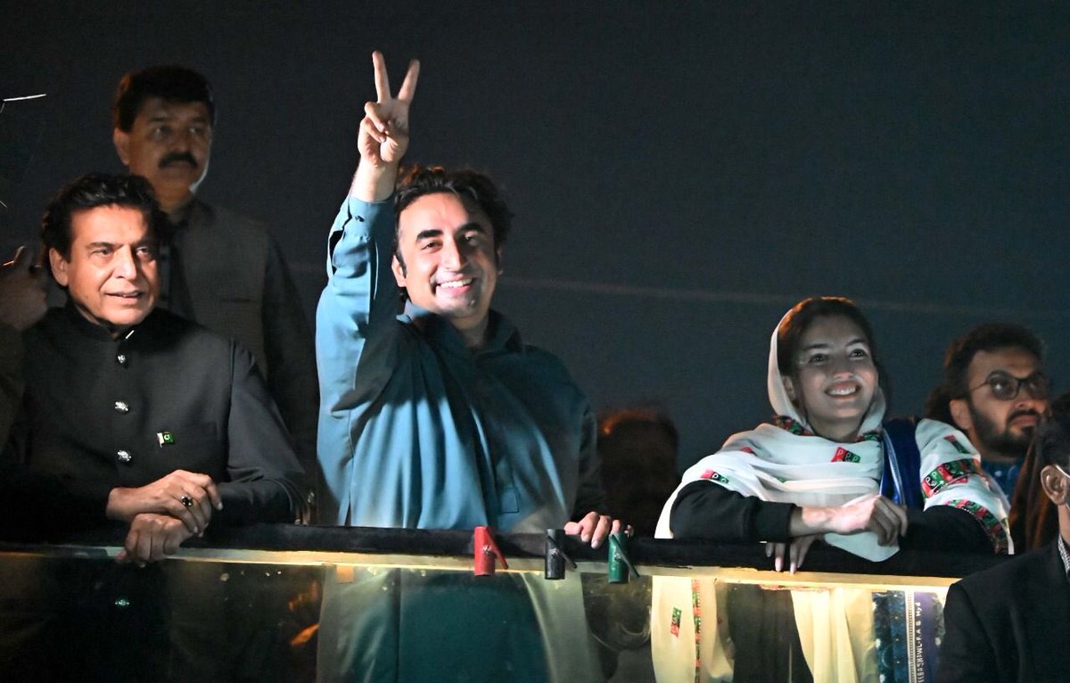 BBhuttoZardari's tweet photo. Wah Sahiwal Wah! 
 12am last night and still all of Sahiwal 
was out on the streets to welcome our March Against this regime. 
#AwamiMarch 
#GoSelectedGo https://t.co/QZ4cNsk4zX