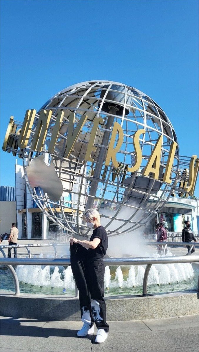 YEOTEEZx's tweet photo. YEOSANG IN FRONT OF THE UNIVERSAL STATUE HELLO ?!!! https://t.co/kt59tWbfNP