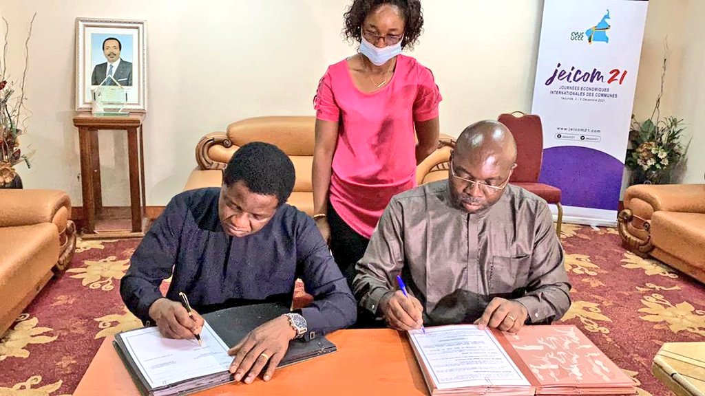 Yaounde_7_News's tweet image. le  President  du #CVUC et maire de la commune d'arrondissement de  @Yaounde_7_News  M. Augustin TAMBA a signé un partenariat avec @iaicmr_officiel. Pour la formation des femmes en #NTIC 
Bénédictions aux maires 2.0