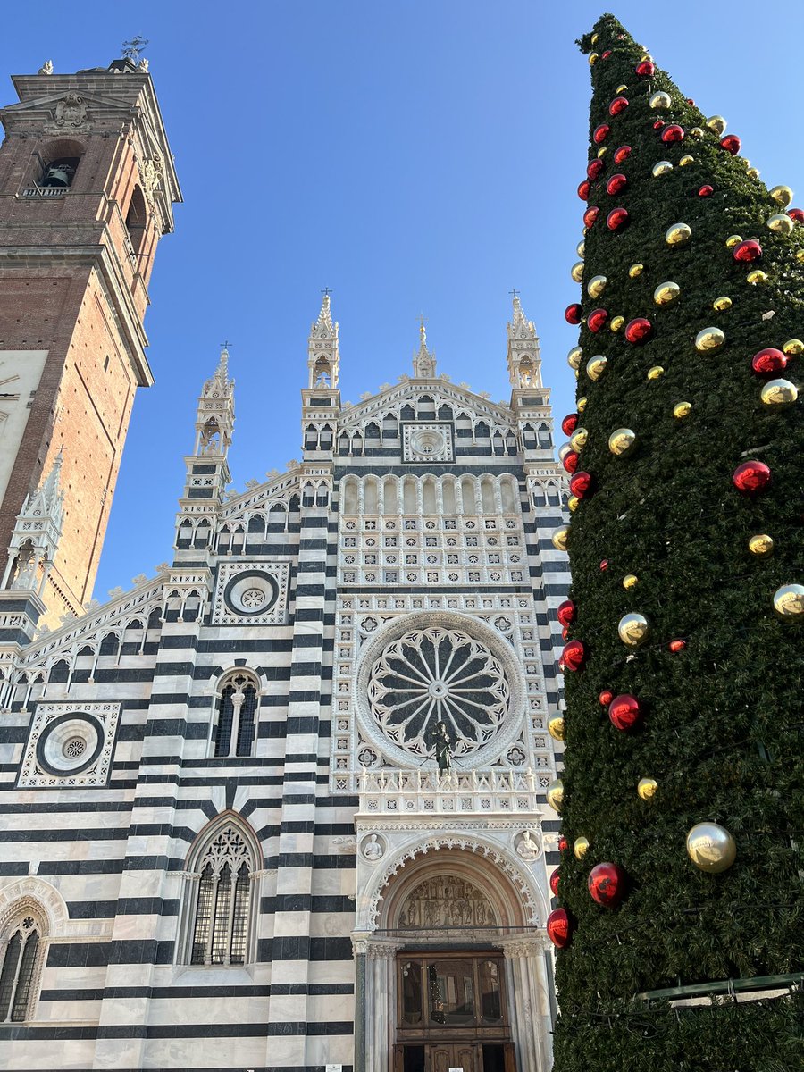 Idri84's tweet photo. Linee verticali e naso all’insù.. #monza #duomo #passeggiando #occhi #cielo https://t.co/Akzq9g1IvU