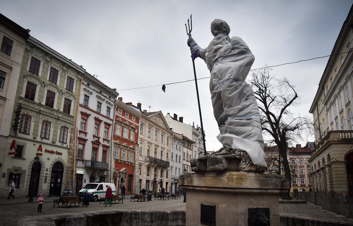 OstapYarysh's tweet photo. My dear Lviv. The city is wrapping its most valuable cultural monuments to protect them from the potential bombing. This is the Neptune fountain on Rynok Square, a popular meeting place. Before and now. #Ukraine https://t.co/KCzXKjg8cI