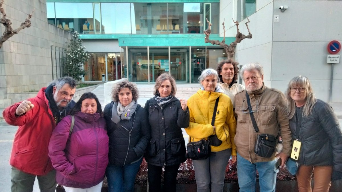 vagadefam's tweet photo. Ahir davant els jutjats de Figueres fent costat als detinguts pel tall del Tsunami a la Jonquera. Els encausats es van negar a declarar i  fins després de 12 hores el jutge Antonio Coscia Requena no els va deixar en llibertat. https://t.co/ckuohnwIcN