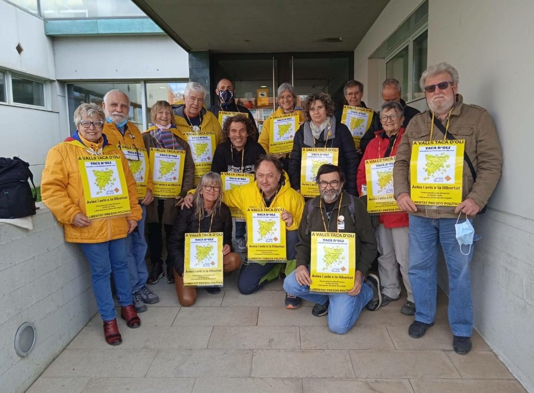 vagadefam's tweet photo. Ahir davant els jutjats de Figueres fent costat als detinguts pel tall del Tsunami a la Jonquera. Els encausats es van negar a declarar i  fins després de 12 hores el jutge Antonio Coscia Requena no els va deixar en llibertat. https://t.co/ckuohnwIcN