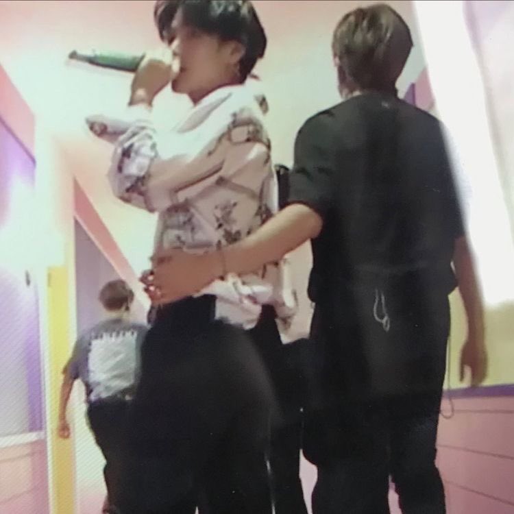 why are you as a man letting another man hold your waist like that 🤨