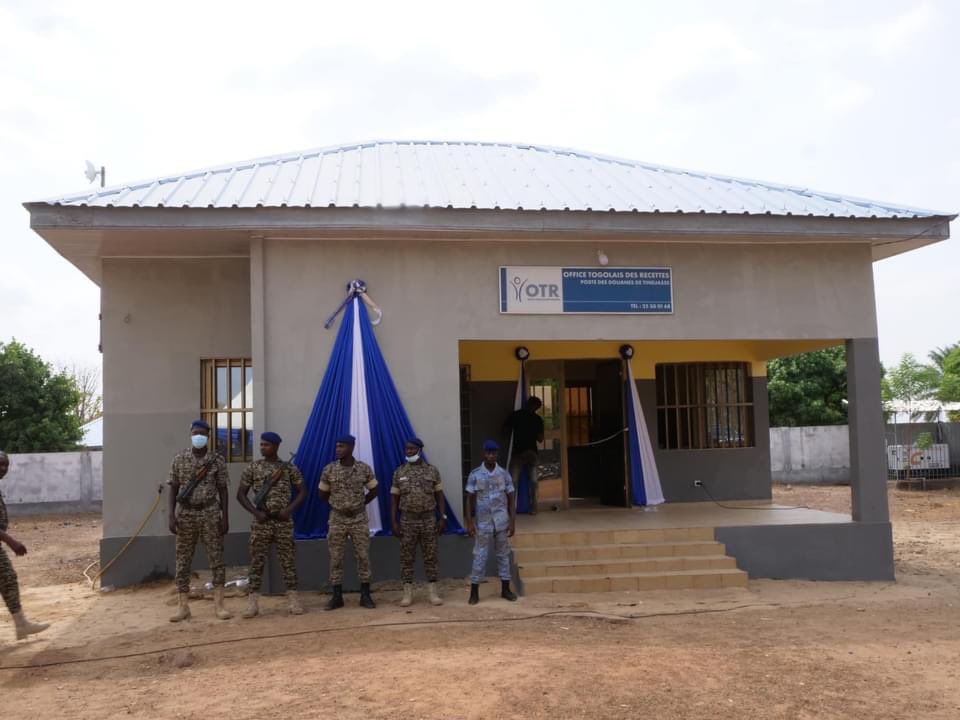 otr_togo's tweet photo. L'OTR a inauguré officiellement le 04/03/22, les bureaux des douanes de #Tindjassi et le nouveau bâtiment de logement des agents.
Le député de Bassar @AbiraBonfoh et les autorités locales ont participé à cette cérémonie aux côtés du CG @PKBTchodie et du #CDDI.
#OTR
#Douanes https://t.co/K8qpgZMKpi