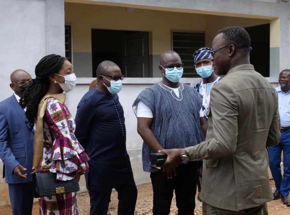 otr_togo's tweet photo. L'OTR a inauguré officiellement le 04/03/22, les bureaux des douanes de #Tindjassi et le nouveau bâtiment de logement des agents.
Le député de Bassar @AbiraBonfoh et les autorités locales ont participé à cette cérémonie aux côtés du CG @PKBTchodie et du #CDDI.
#OTR
#Douanes https://t.co/K8qpgZMKpi