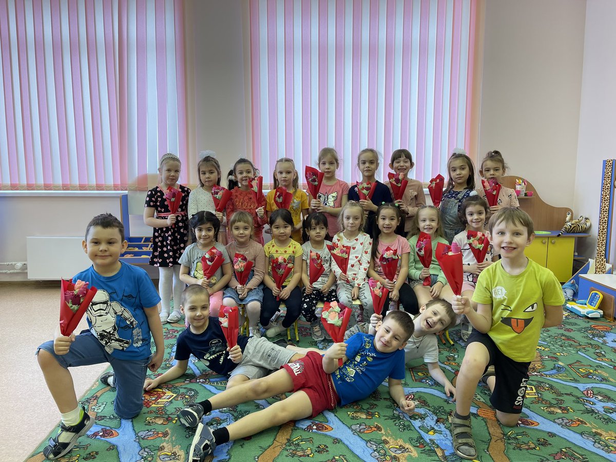 В группе «Лебедь» прошёл праздник посвящённый Международному женскому дню 🌸 

Прекрасные девочки побывали на смотринах у Царя-Гороха,а мужественные мальчики не отдали наших красавиц Царю в невесты
Большое спасибо актёрам 😊

А также ребята подготовили подарки для любимых мам 🌷