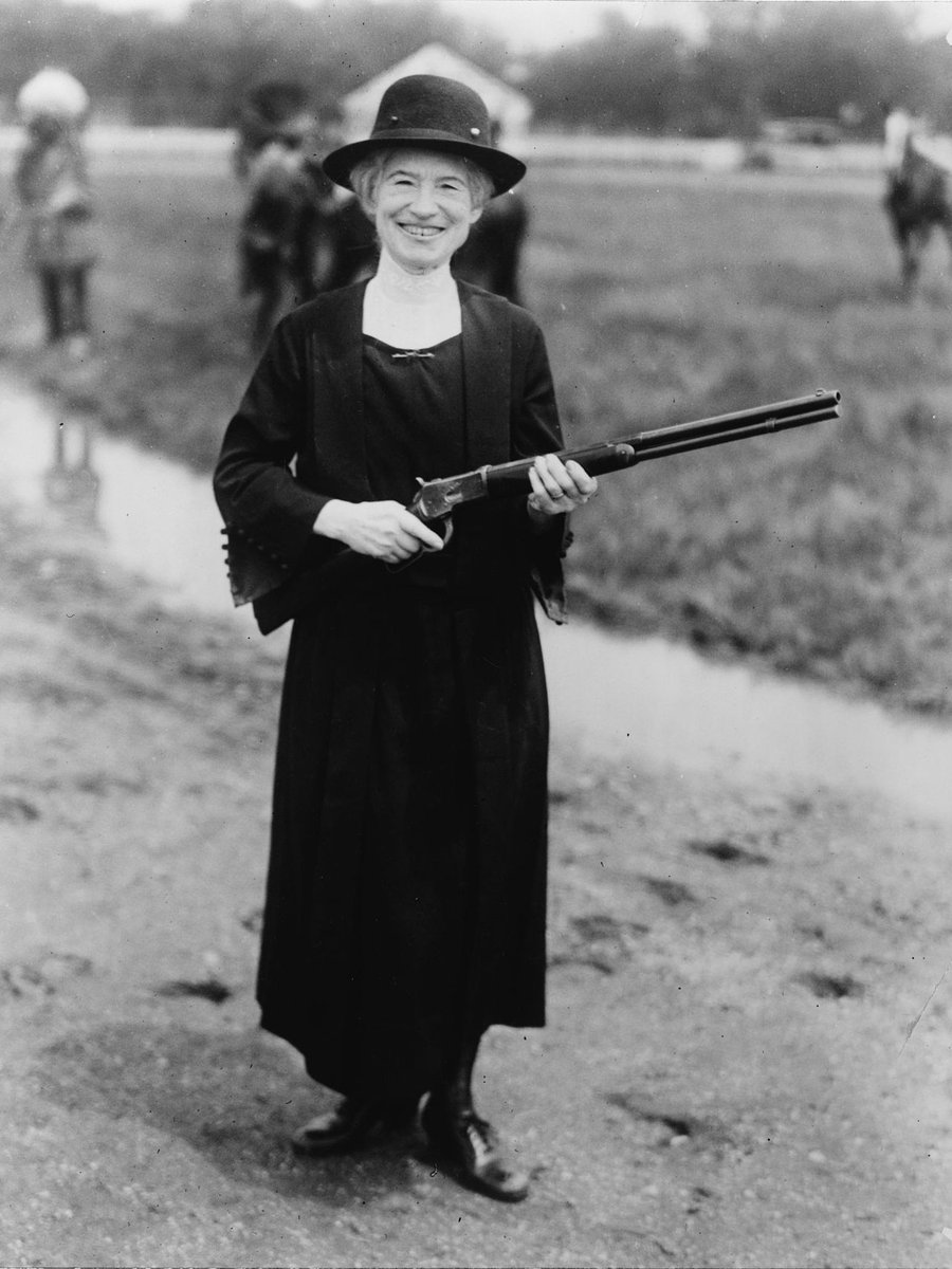 kvinnohistoria's tweet photo. 5 mars 1922 slog 62-åriga prickskytten Annie Oakley rekordet i lerduveskytte för kvinnor då hon träffade 98 av 100 mål i en tävling. I sin ungdom hade hon blivit berömd då hon turnerat runt som show-prickskytt med Buffalo Bills Wild West Show https://t.co/VTr7IzYohn