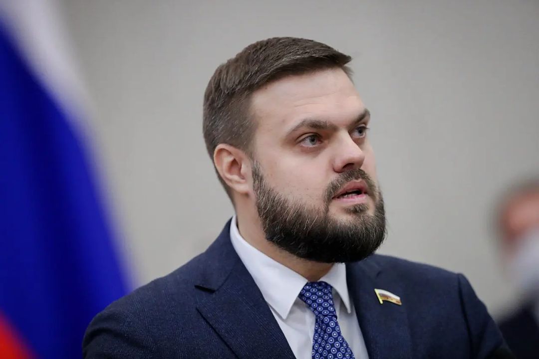 avturow's tweet photo. Госдума в пятницу приняла решения, направленные на поддержку и защиту экономики, бизнеса и граждан от последствий введенных санкций. Перед нами стоит три задачи: сохранение рабочих мест, сохранение заработной платы, выполнение всех принятых соцобязательств государства. https://t.co/XPmceJ64Wr