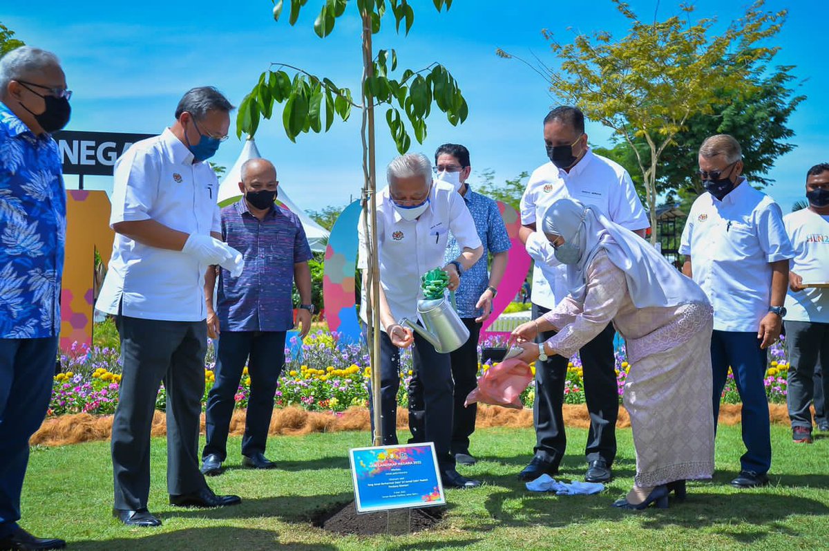 YAB Dato’ Sri Ismail Sabri Yaakob, Perdana Menteri telah menyempurnakan Sambutan Hari Landskap Negara 2022 (HLN2022) anjuran KPKT yang berlangsung di Taman Ekoflora, Johor Bahru, Johor pada pagi ini. 

#PasukanKPKT
#LiveableMalaysia
#KeluargaMalaysia