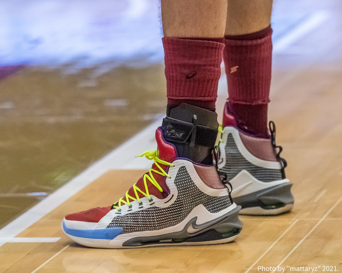 mattaryz's tweet photo. ニック・ファジーカス選手
NIKE AIR ZOOM G.T. JUMP履いてるやん、カッコいいわ👍🏼。

#basketball #airzoomgtjump #zoomgtjump #gtjump  #nba #Bリーグ #nikebasketball #nike #川崎ブレイブサンダース #バッシュ https://t.co/obqh4jc9UF