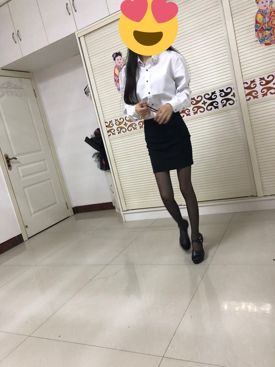 Elo1Nv's tweet photo. 年龄：20
身高：165
体重：70
坐标：哈尔滨
情感状态：已婚
已开几洞：3个
被几个人操过：最少300
第一次几岁：15
特殊癖好：乱伦
特殊经历：被她初中班长圈养
最多1v几：1v13
多人经历：多次
最刺激的经历：被她同父异母哥哥圈养2周
是否喜欢露出：否
最希望被谁操:父亲 https://t.co/a9ngmUtNt1