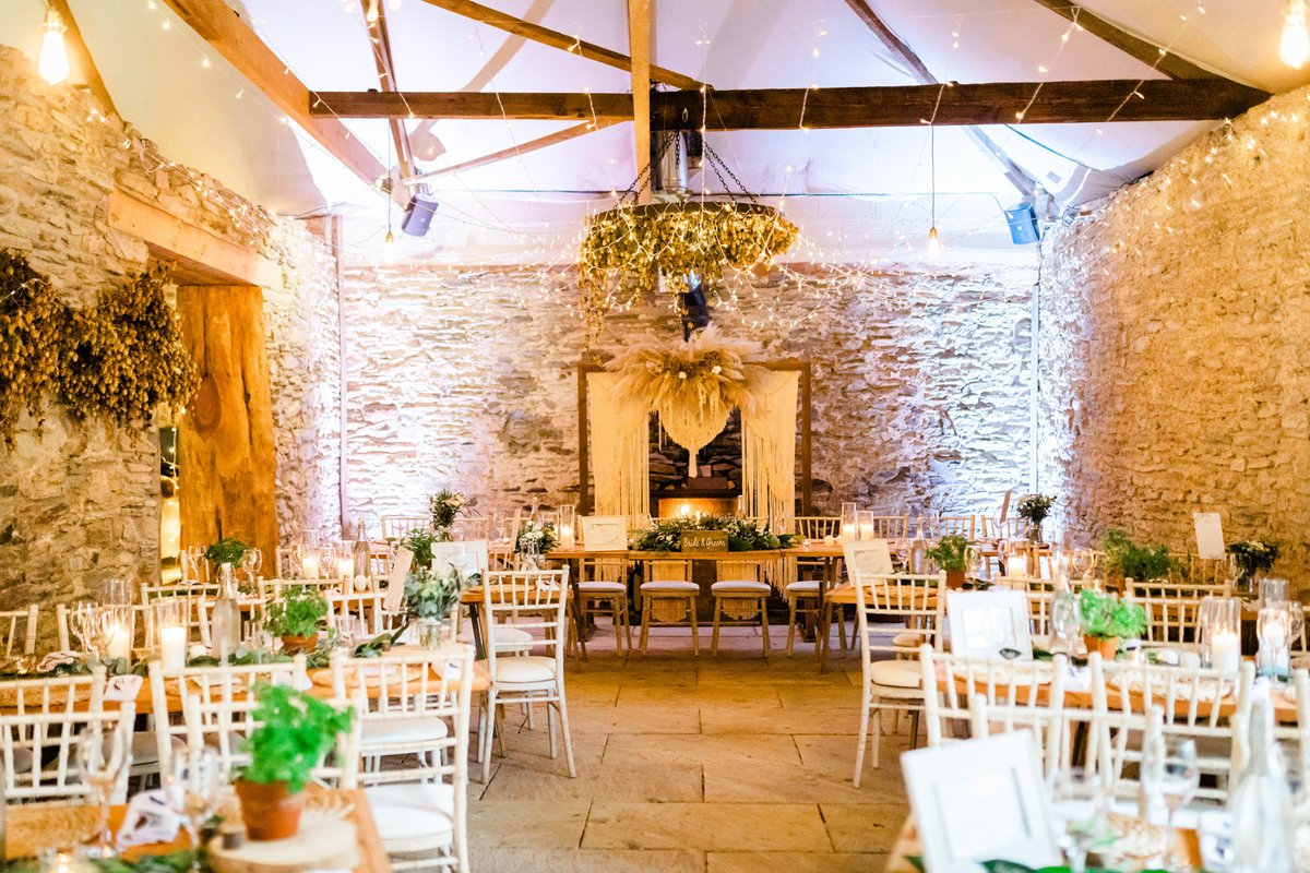 This beautiful arch was provided by @belgrayweddings