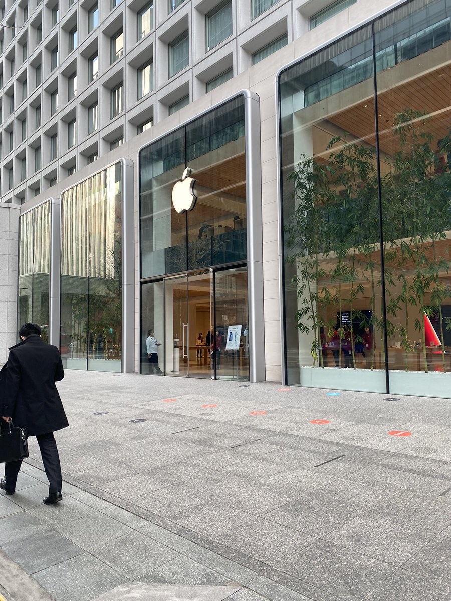 hatik5's tweet photo. Apple store 丸の内
設計:Foster+Partners
巨大な���ルミフレームによって作られるiPadのような外観が特徴的。 https://t.co/ANtEhpC4jP