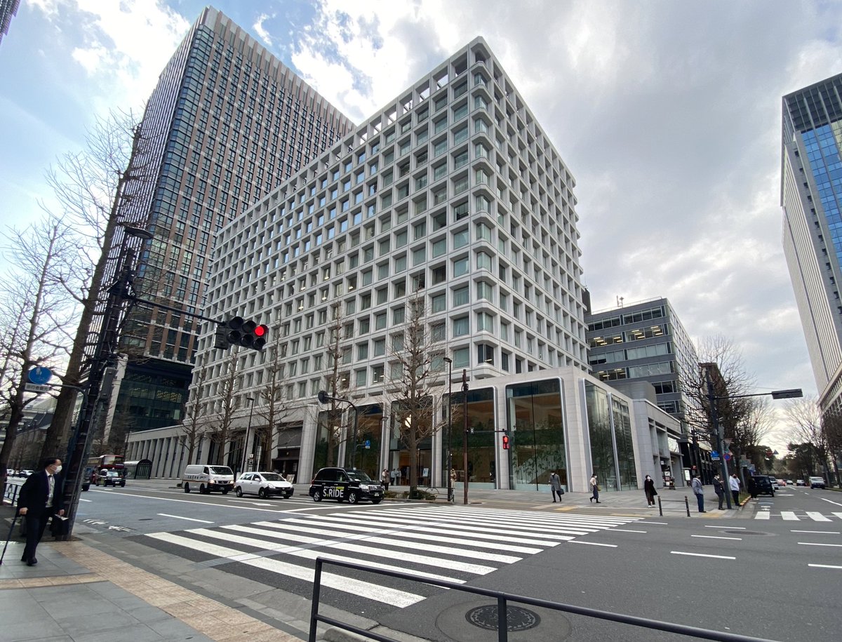 hatik5's tweet photo. Apple store 丸の内
設計:Foster+Partners
巨大な���ルミフレームによって作られるiPadのような外観が特徴的。 https://t.co/ANtEhpC4jP