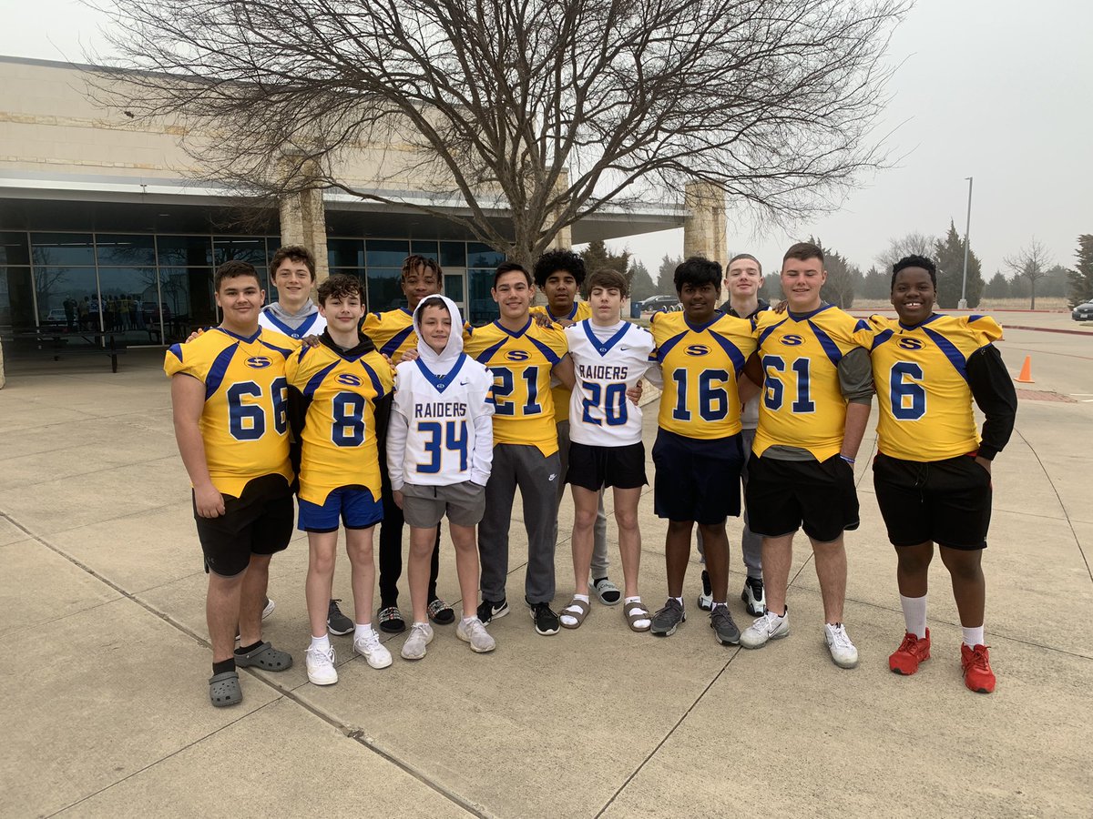 CodyStutts's tweet photo. This group of Raiders spent their morning at the elementary assisting with unloading cars and their lunch time at the Intermediate to hang with future Raiders! #raidersinaction 🏆 @FootballSvale https://t.co/u0Tkxzr47q