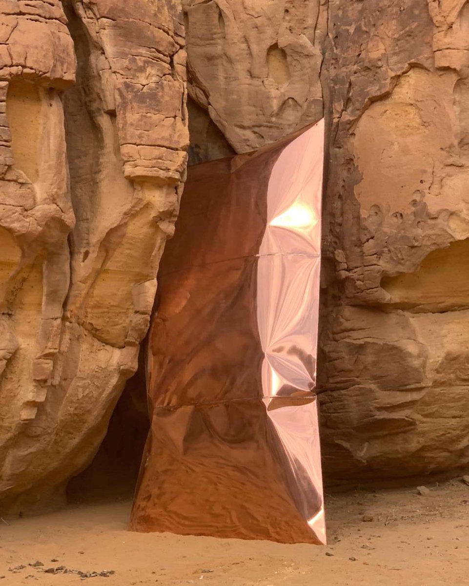 teamvisual_tvs's tweet photo. Check out our work in Al Ula, KSA by @Shaikha.almazrou . These copper pillows portray an elegant yet modern form of art in an unconventional location.

#teamvisualsolutions #teamwork #dubaiinvestmentspark #art #installation #customization https://t.co/PDnjHLTINP