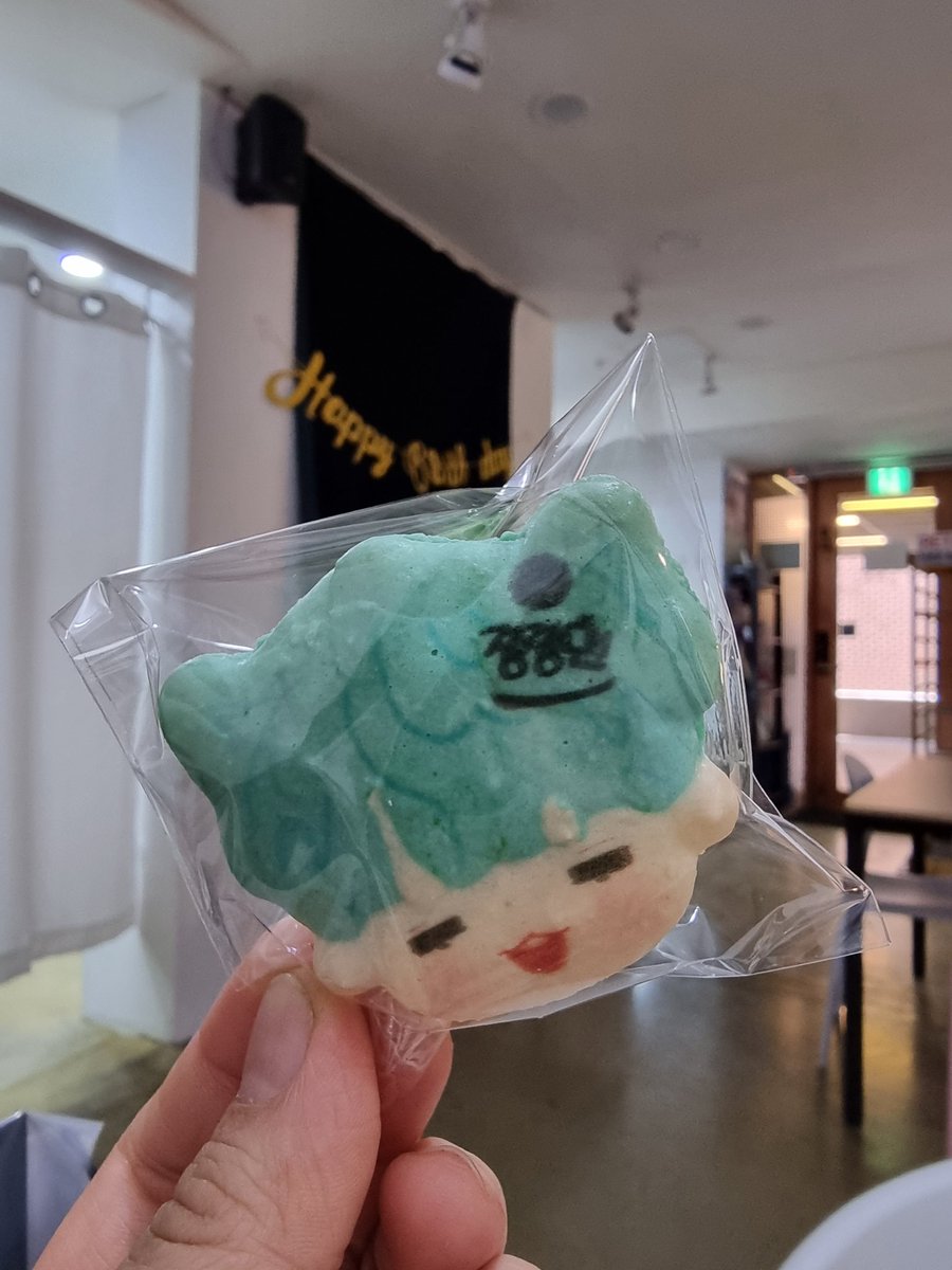 <a href="/moon_closer2/">문클로저</a> 
두번째 윤기 투어☺️
도착하자마자 반겨주는 어거스트디!!
들어오자마자 귀여운 마카롱ㅎㅎㅎㅎ
오늘 융기 맘껏 눈에 담아가야지😁