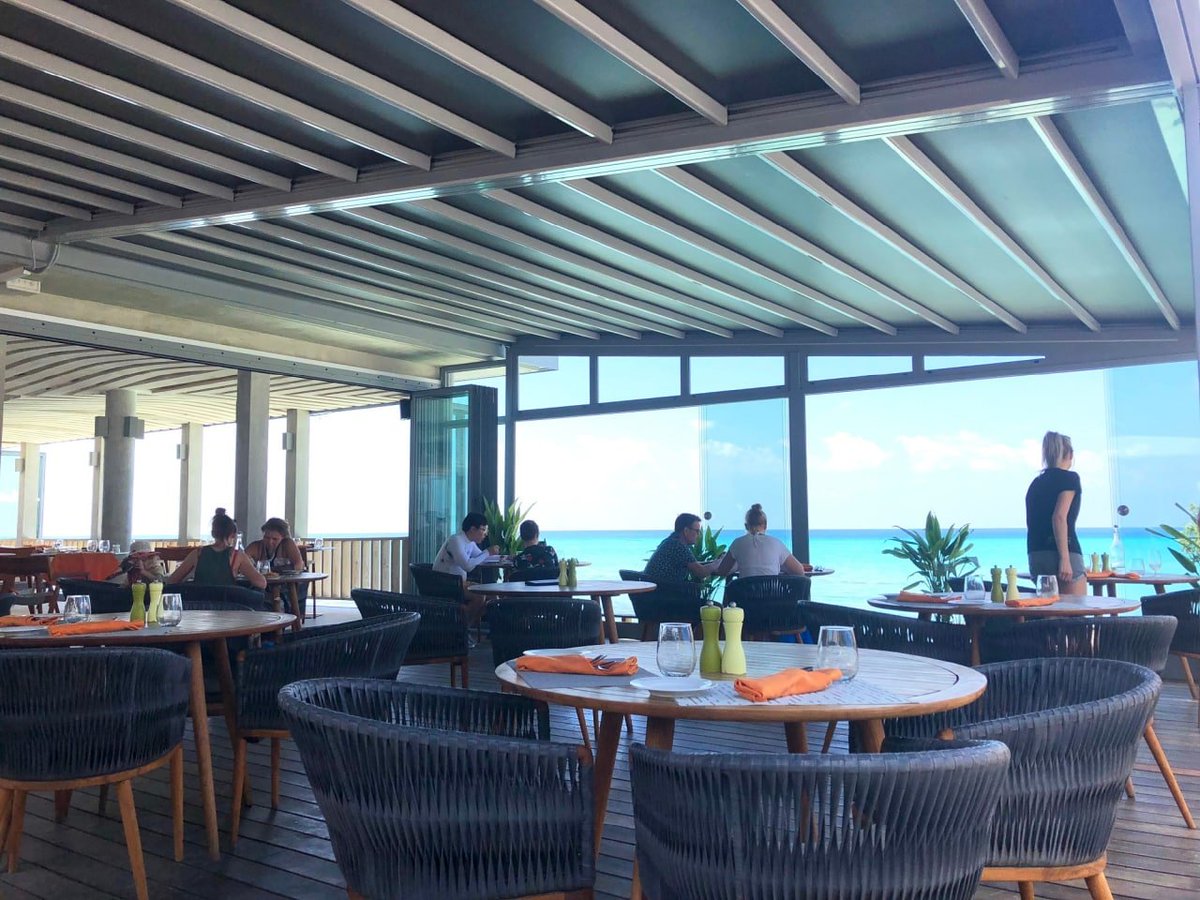 sharon_chen121's tweet photo. Leisure days, eating delicious seafood while admiring the view https://t.co/33ET7G1XOq