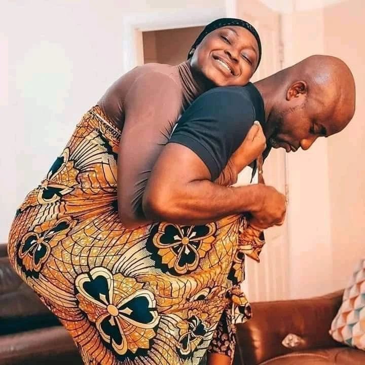 Defi_CZAR's tweet photo. SOMA HII 👇
Mume na mke walitembelea mbuga ya wanyama. Mara wakamuona nyani akicheza na mkewe. Mke akasema:

"Hawa nyani wanapendana sana. Tazama wanavyoenziana".

Wakasonga mbele zaidi wakawaona simba wawili, dume na jike. Simba jike alikuwa mbali kidogo na simba dume....... https://t.co/ffDA2aorCx