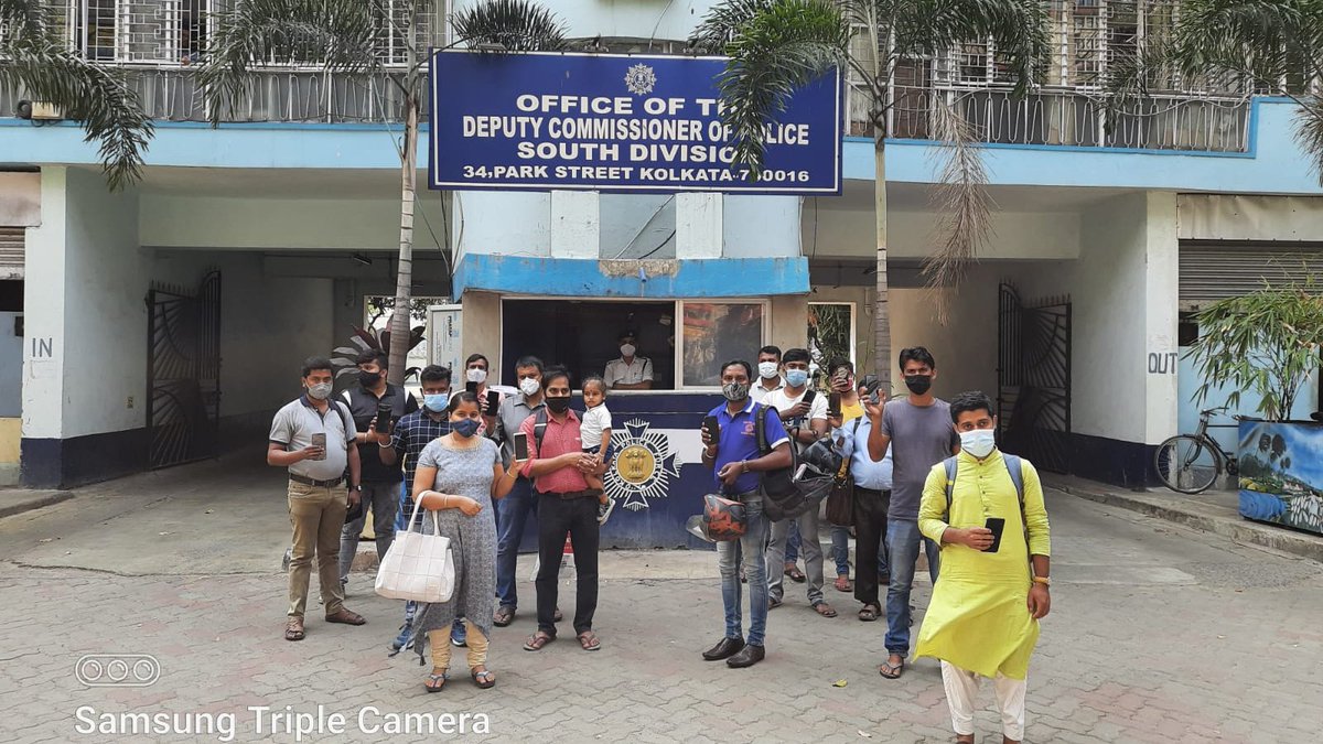 KPSouthDiv's tweet photo. #LostRecovered

It's always delightful to get back the lost/missing mobile handsets. 
#WeCareWeDare

@KolkataPolice @CPKolkata @KPDetectiveDept https://t.co/PYB5XSiWBH