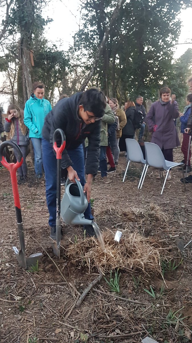 fortspourdemain's tweet photo. @VipulanP (du film ANIMAL de @cdion) nous a fait l'amitié de venir visiter la forêt-jardin vendredi soir.
Il nous a rappelé que son action, inspirée par le philosophe #BaptisteMorizot est résolument liée à notre relation au monde. 

Il a également planté un pacanier  à son nom https://t.co/EXttKAjzzw