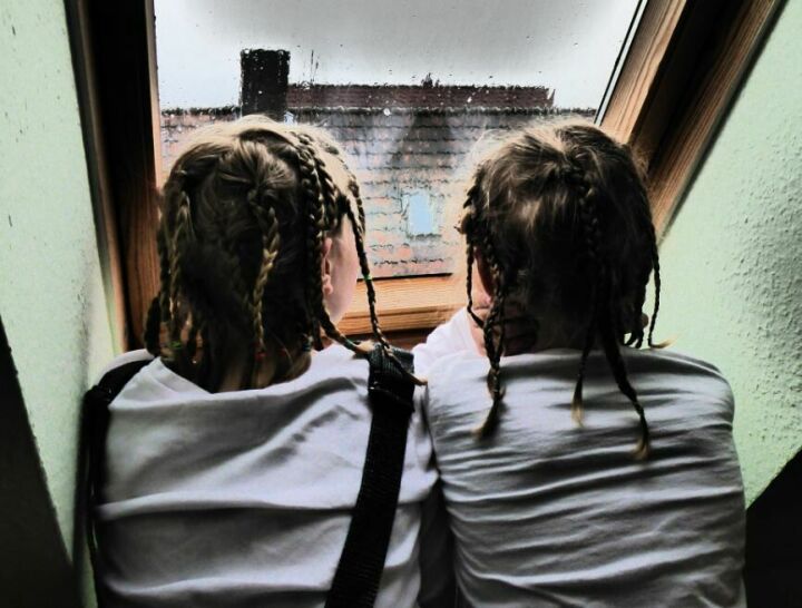 tv_chelny's tweet photo. В Челнах дети из окна многоэтажки кидают в прохожих мусор, яйца и фрукты

Подробнее: https://t.co/pH0AxgoxGP https://t.co/4unKwRxVVK