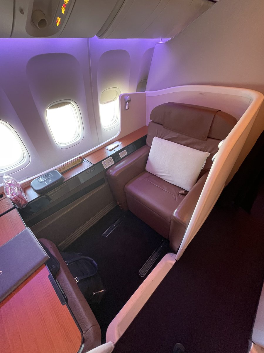 MillionMiler85's tweet photo. #JL43 HND✈︎LHR . Taking the long way around to London in style. 15.5 hours flight. Over #Anchorage , across #Canada and #Greenland , and down #Iceland and #Scotland. #firstclass #ファーストクラス　#日本航空　#北回り　#アンカレッジ　#アラスカ　#avgeek  #luxury #luxurytravel https://t.co/mqlt3iBEeQ
