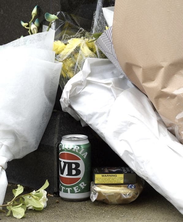 Amid all the flowers left by Shane Warne’s statue ⁦<a href="/MCG/">Melbourne Cricket Ground</a>⁩ … one fan left a beer can, meat pie &amp; packet of cigarettes. Brilliant.  👏👏