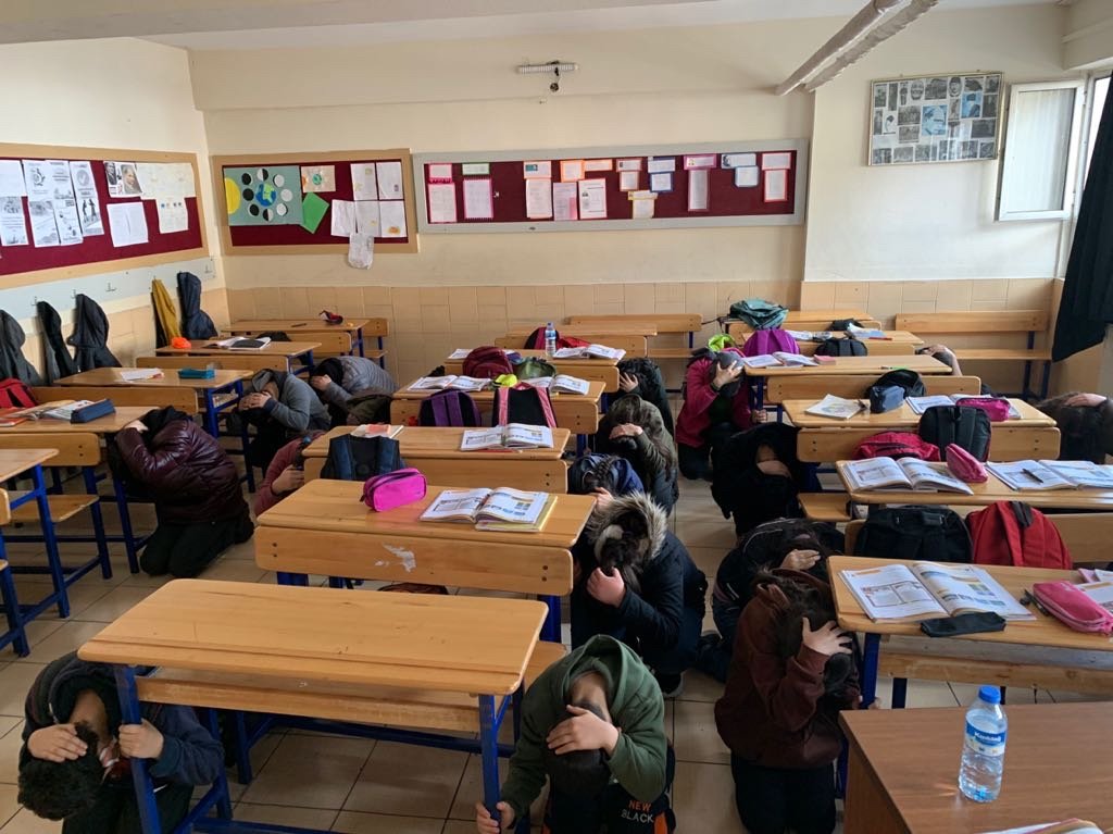 Ctinaztepeoo's tweet photo. Okulumuzda gerçekleştirilen deprem tatbikatı https://t.co/UfvYKBh3dM