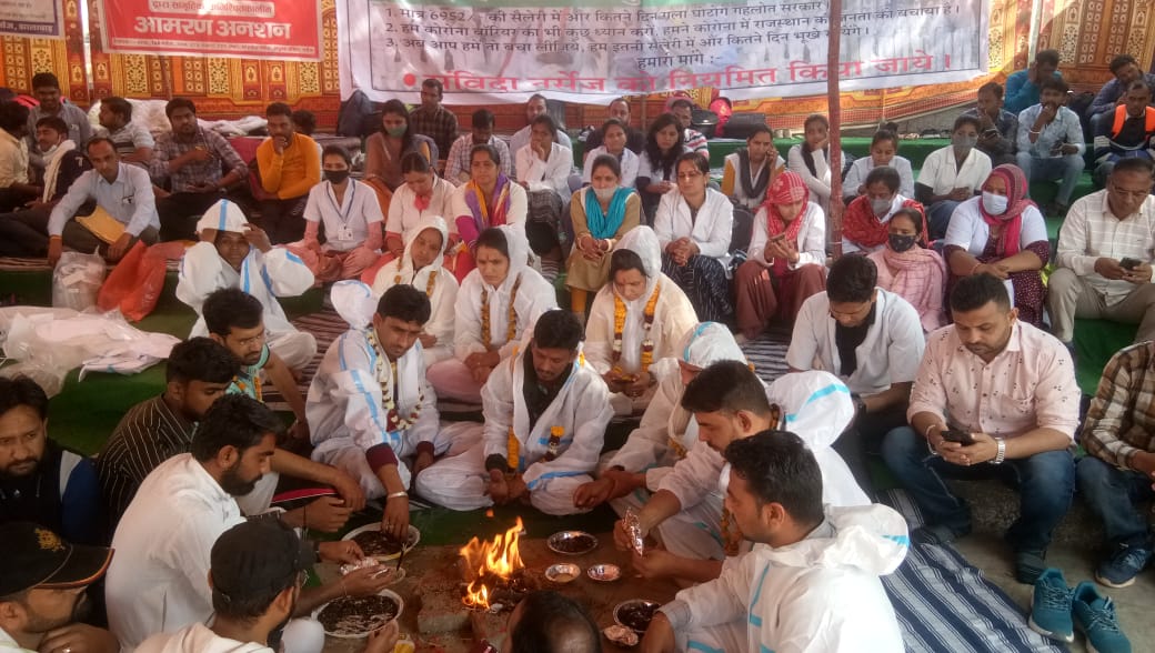 Ramswaroop_2020's tweet photo. राजस्थान सरकार के वादे के अनुरूप सभी #संविदा_नर्सेज_नियमितीकरण की जायज मांग के लिए #आमरण_अनशन कर रहे हैं राज्य सरकार को संविदा नर्सेज को नियमित करके राहत प्रदान की जानी चाहिए।
@ashokgehlot51 
@plmeenaINC 
@priyankagandhi 
@RahulGandhi 
@ajaymaken https://t.co/I6bjmTW0Yr