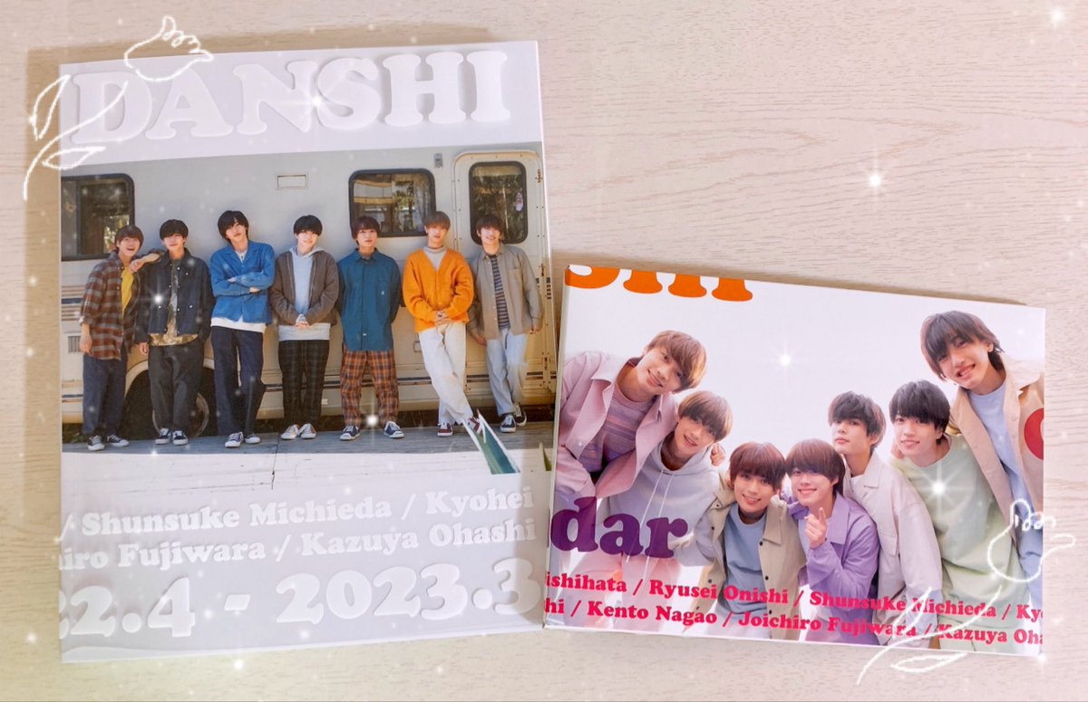 naniwa_rk's tweet photo. なにわ男子 カレンダー 
2022.4~2023.3

カレンダーと言うよりほんとに写真集って感じ！

直筆メッセージ付きフォトカードもスタンド型卓上カレンダーも天最高すぎて！もうとにかく天最高です！(語彙力🙄)✨✨

 #なにわ男子
 #なにわ男子カレンダー https://t.co/qTzZ0WZO87