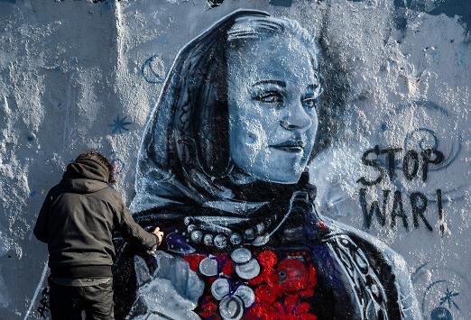 a_saba78's tweet photo. #5marzo

#StopWar 💔

#StandWithUkraine️

Essere noi, adesso,
non è una porzione
miserevole del tempo –
ondeggia sempre
ancora
accolto
in quello che si sente.

#MondoDiVersi Silvia Bre  Le campane

@Einaudieditore

@artdielle 

©️Arte Vilu , Berlin #StreetArt for #Ukraine💙💛 https://t.co/oOMglTWvMI