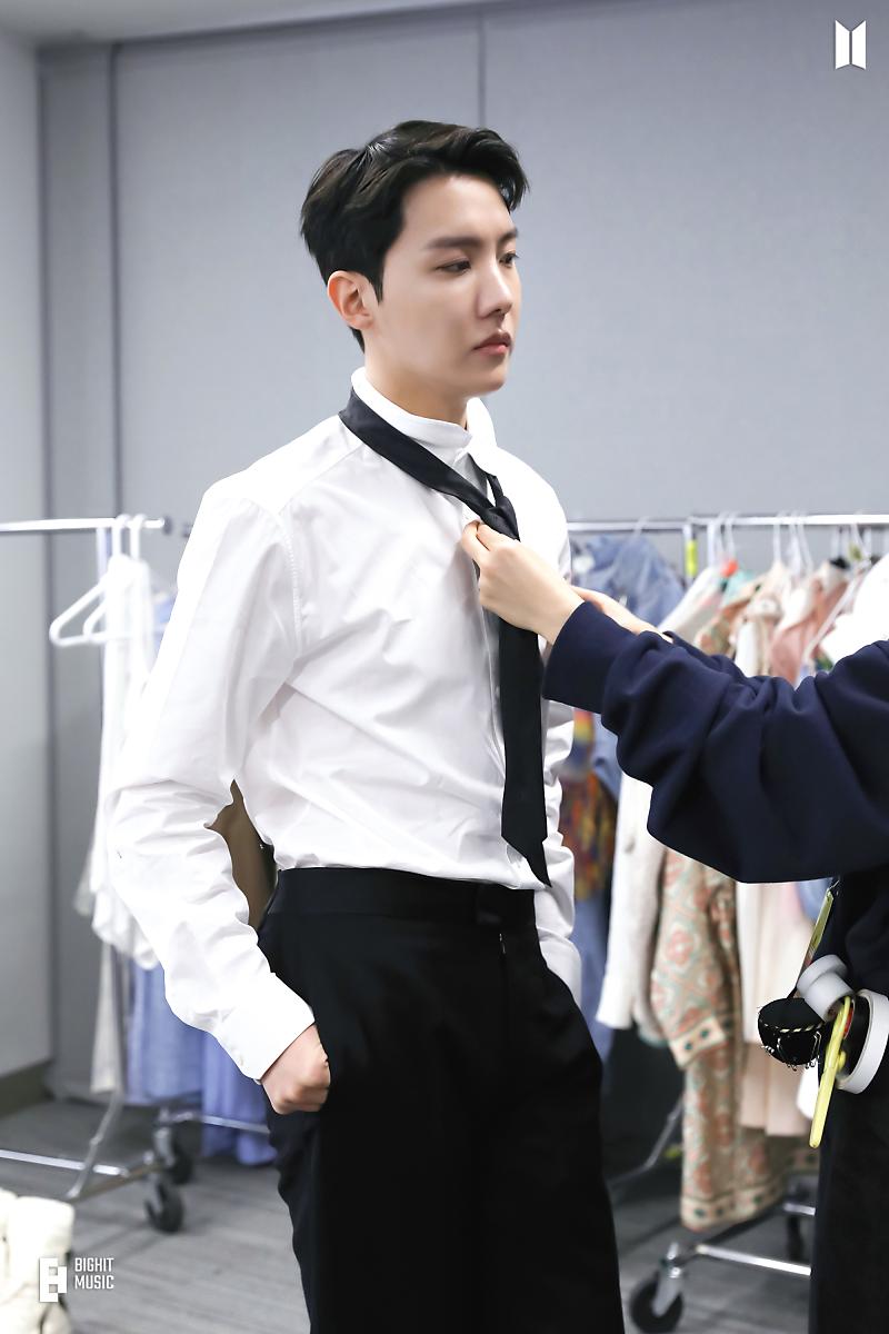 ktae_na's tweet photo. Sesak nafas, Hobi tolong 😭 https://t.co/BW8wpk3FSy