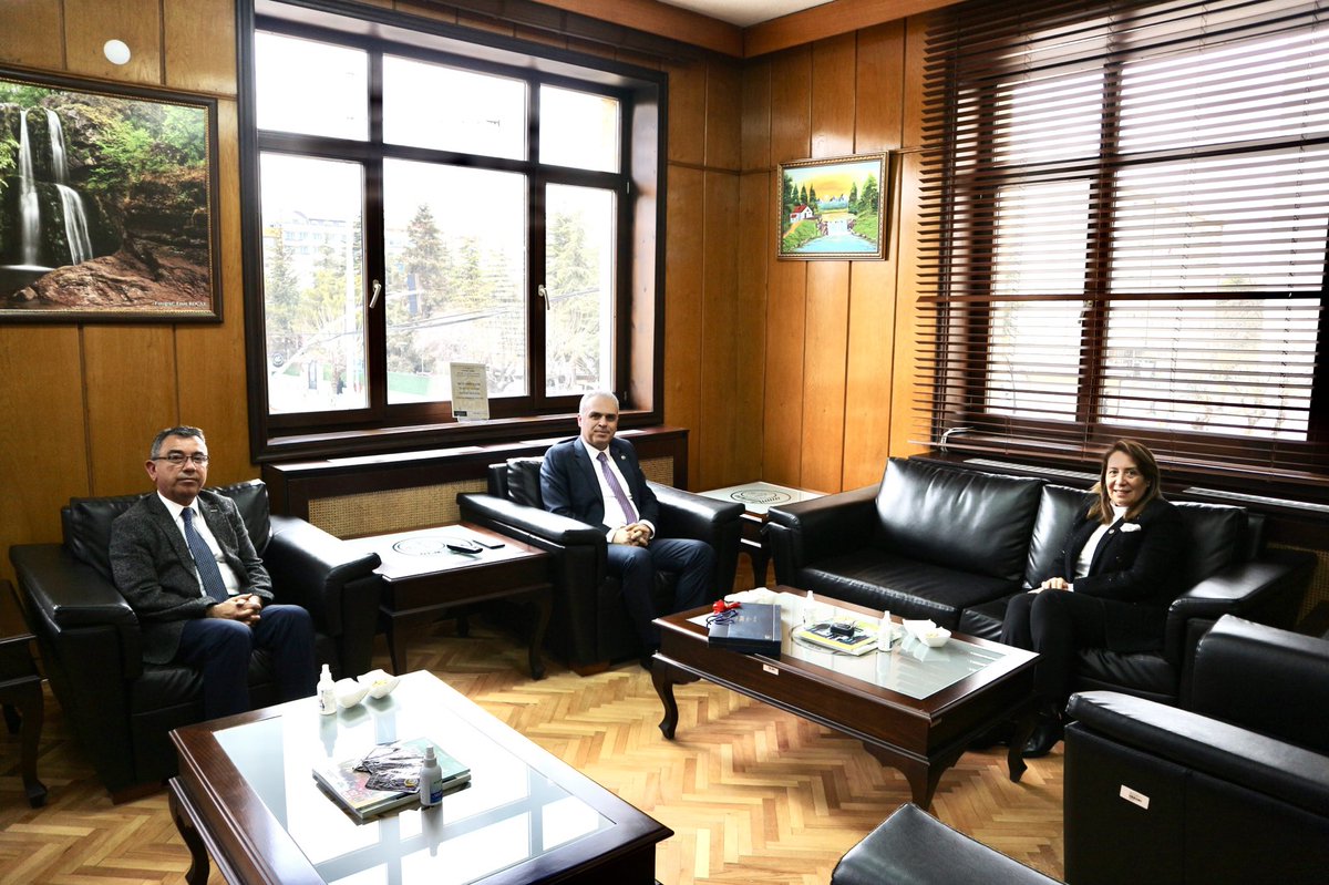 #Eskişehir Orman Bölge Müdürümüz Sn. İsmail Boz’a hayırlı olsun ziyaretinde bulundum. Sn. İsmail Boz ve Müdür Yardımcısı Sn. Hasan Bozan ile şehrimiz için düşünülen projeleri değerlendirdik. Çalışmalarında başarılar dilerim. 
<a href="/eskisehirobm/">Eskişehir Orman Bölge Müdürlüğü</a> <a href="/OGMgovtr/">Orman Genel Müdürlüğü</a> <a href="/TCTarim/">T.C. Tarım ve Orman Bakanlığı</a>