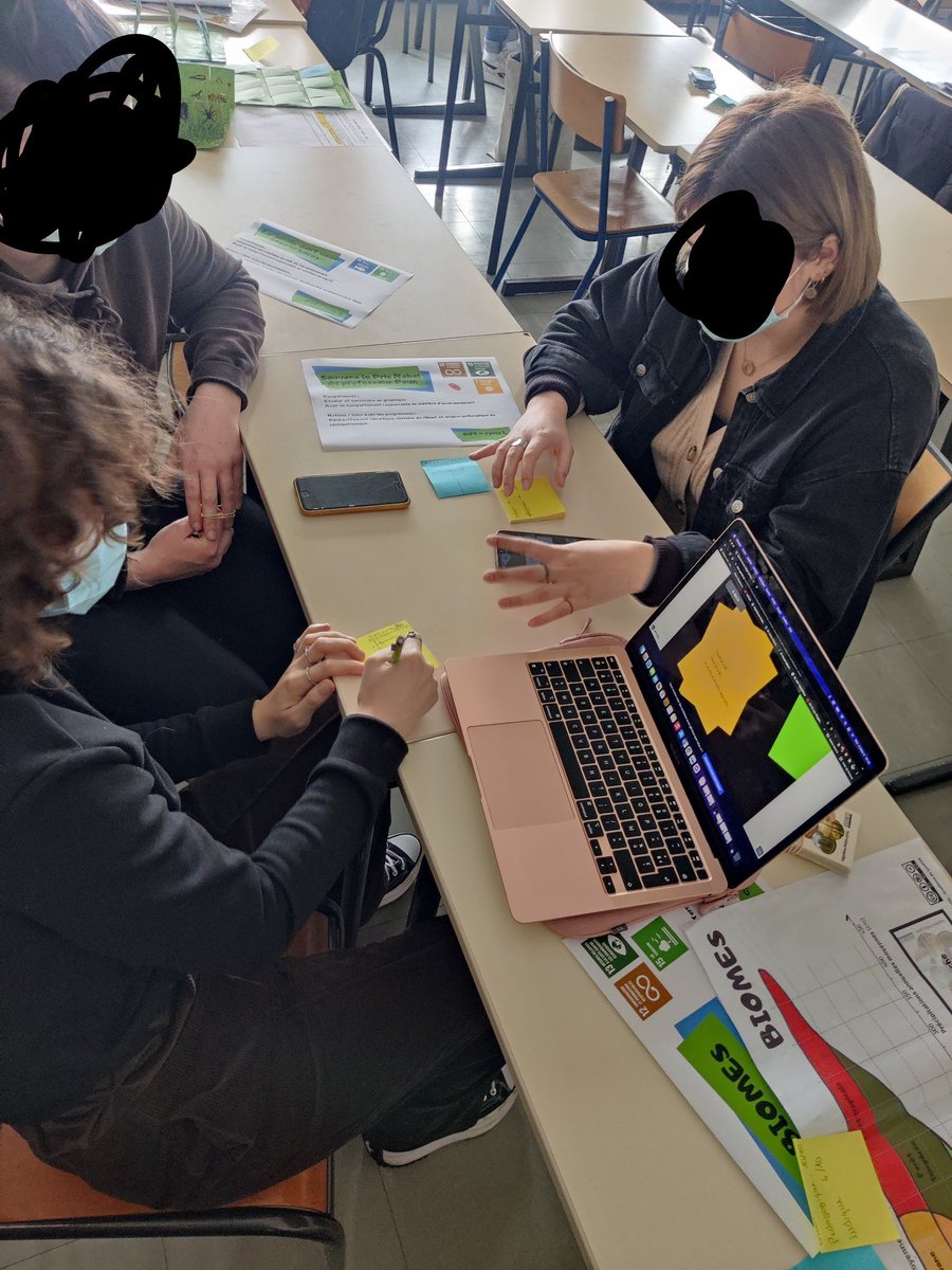 paris_segolene's tweet photo. Quoi de mieux pour un membre de la @TeamLudens que de faire découvrir la #ludification à des étudiants de l'#INSPE, les faire tester et évaluer ses jeux, partager autour de la méthodologie de création et mettre à disposition des ressources et outils?
Rien, c'était juste parfait ! https://t.co/UIdUEQTyBe
