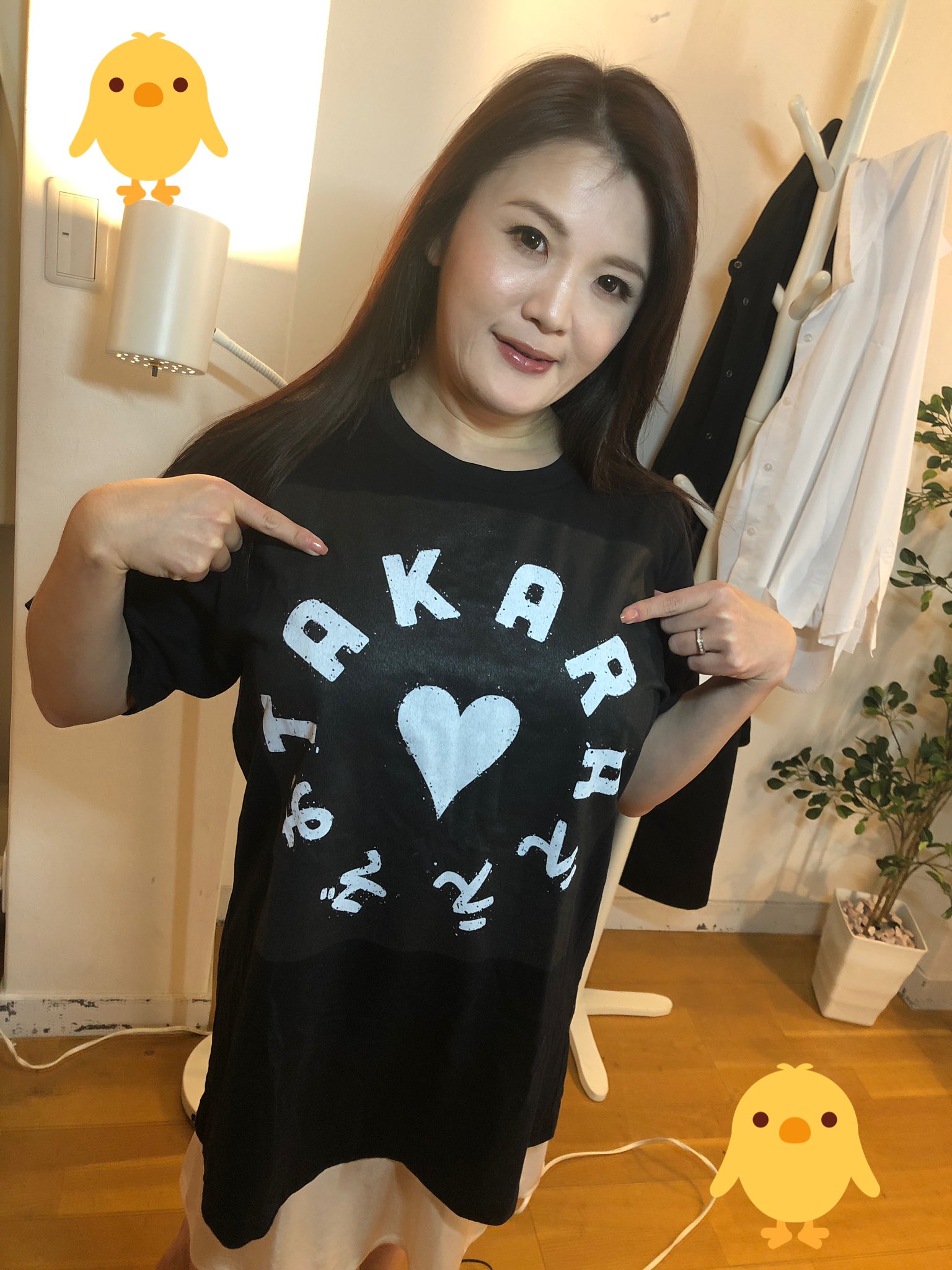 高園ゆり子🐳 裏道にこそ花道あり on X: 路傍の石ころみたいな女優です  そんな私がタカラ映像さんの専属になれた喜びを忘れないし作品が売れることを諦めたくない この激動のAV業界を転がり削られ磨かれ高園にしか出せない光を放ちながら坂道を転がり続けたい  その為に ...