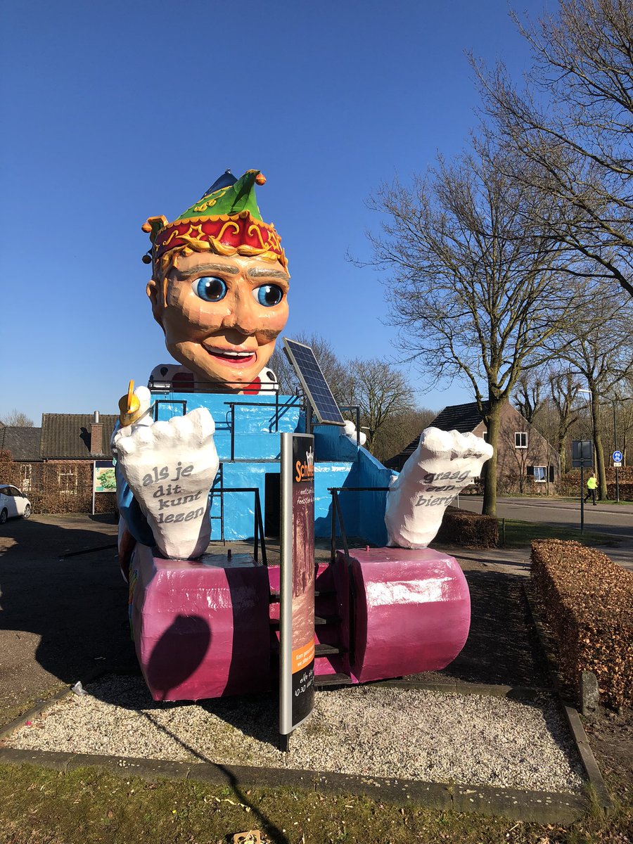 Kleppermenneke's tweet photo. Woensdag, the day after, Carnaval in het Haaikneuterrijk (Esbeek) is nu echt voorbij. Eenzaam biertje op de weg, en de prinsenwagen van de Haaikneuters kan weer naar de stalling. 

#Haaikneuterrijk #Esbeek https://t.co/N3ArxWxWnA