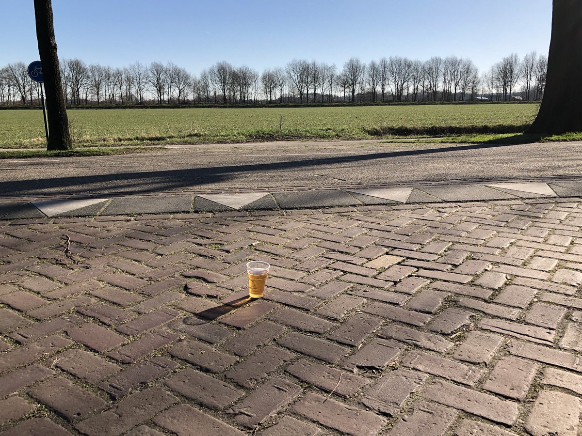Kleppermenneke's tweet photo. Woensdag, the day after, Carnaval in het Haaikneuterrijk (Esbeek) is nu echt voorbij. Eenzaam biertje op de weg, en de prinsenwagen van de Haaikneuters kan weer naar de stalling. 

#Haaikneuterrijk #Esbeek https://t.co/N3ArxWxWnA