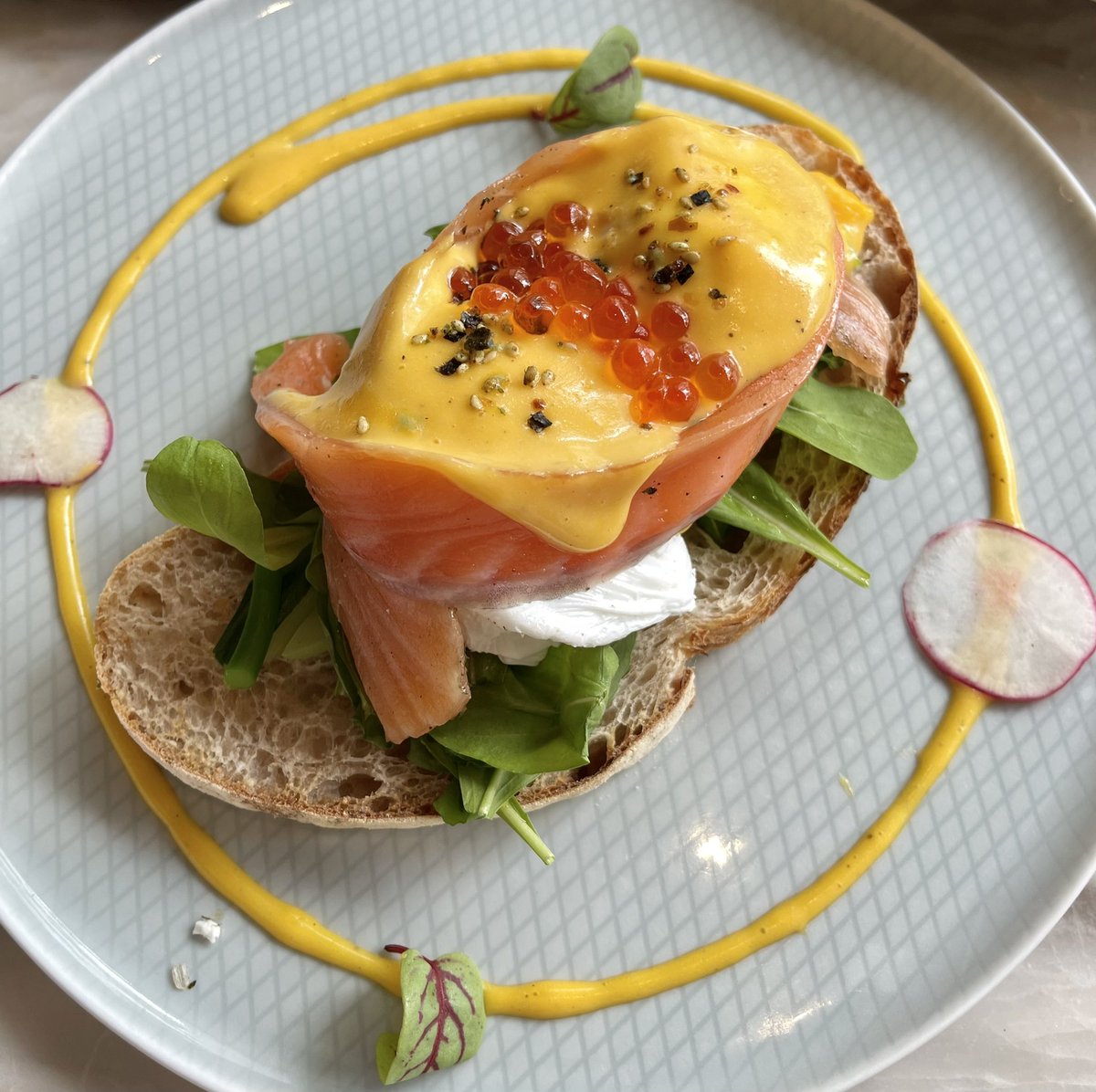 BubblesxMakeup's tweet photo. toby's at saladaeng 🥯🍳🥦🍅🧀 ร้าน breakfast/brunch ที่1ในใจของหลายๆคนรวมถึงเราด้วยย คนเยอะตลอด อร่อยมากๆอร่อยทุกอย่าง (ยกเว้นเมนูเครื่องดื่ม😂) แนะนำเจ้า egg mikado🥚มี poached eggs 2 ใบอยู่ใต้แซลมอนน , breakfast board ส่วนของหวานห้ามพลาด crispy french toast🥖🍨🍓อร่อยมากก https://t.co/WEovSgFCf4