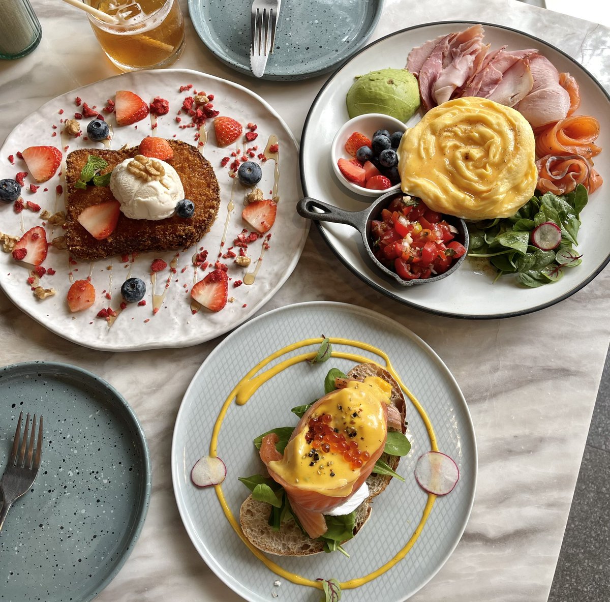 BubblesxMakeup's tweet photo. toby's at saladaeng 🥯🍳🥦🍅🧀 ร้าน breakfast/brunch ที่1ในใจของหลายๆคนรวมถึงเราด้วยย คนเยอะตลอด อร่อยมากๆอร่อยทุกอย่าง (ยกเว้นเมนูเครื่องดื่ม😂) แนะนำเจ้า egg mikado🥚มี poached eggs 2 ใบอยู่ใต้แซลมอนน , breakfast board ส่วนของหวานห้ามพลาด crispy french toast🥖🍨🍓อร่อยมากก https://t.co/WEovSgFCf4
