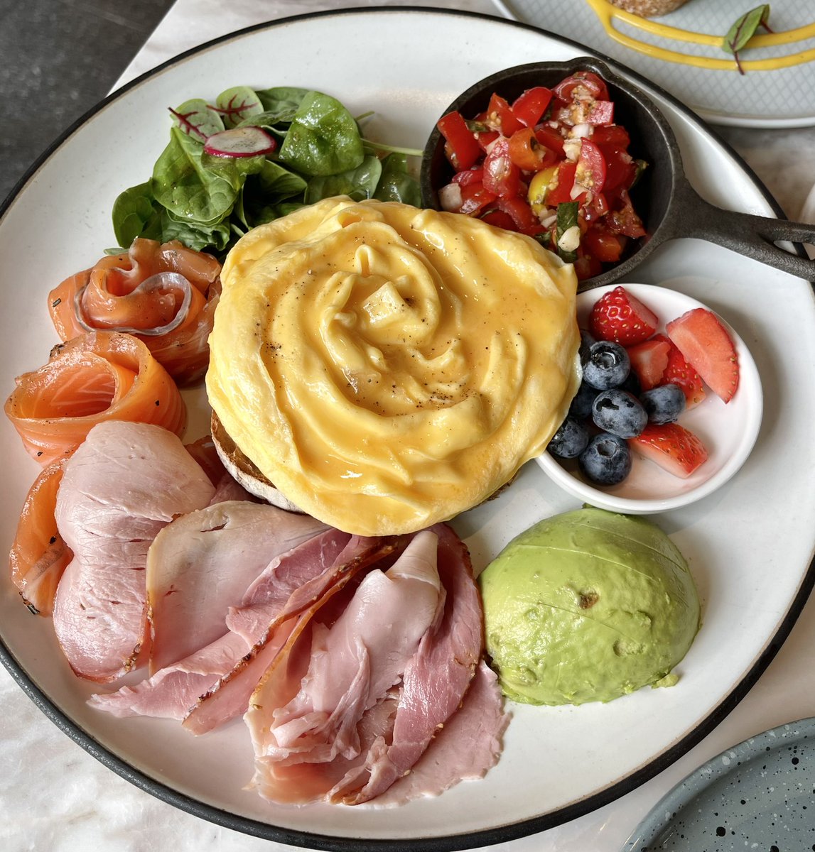 BubblesxMakeup's tweet photo. toby's at saladaeng 🥯🍳🥦🍅🧀 ร้าน breakfast/brunch ที่1ในใจของหลายๆคนรวมถึงเราด้วยย คนเยอะตลอด อร่อยมากๆอร่อยทุกอย่าง (ยกเว้นเมนูเครื่องดื่ม😂) แนะนำเจ้า egg mikado🥚มี poached eggs 2 ใบอยู่ใต้แซลมอนน , breakfast board ส่วนของหวานห้ามพลาด crispy french toast🥖🍨🍓อร่อยมากก https://t.co/WEovSgFCf4