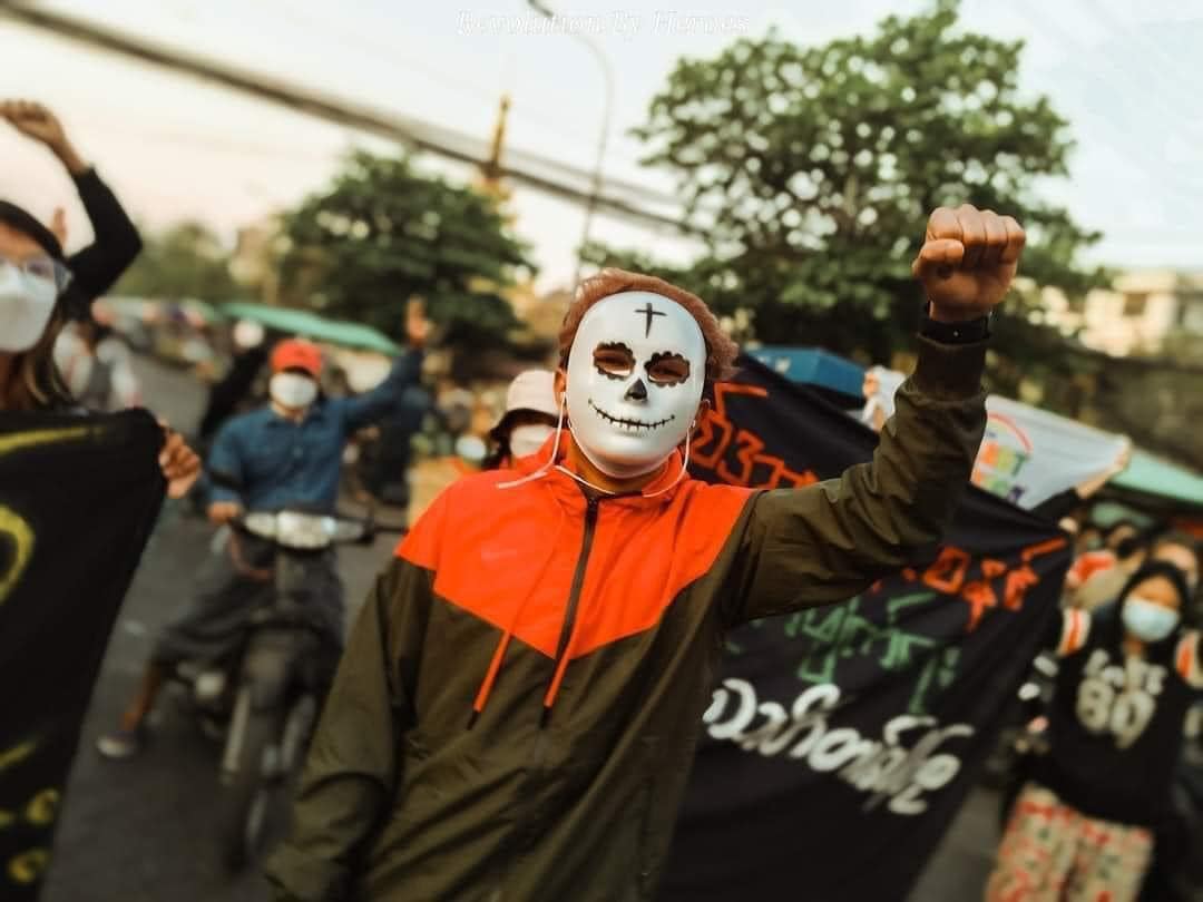IrrawaddyNews's tweet photo. Monks, students and LGBT people gathered at a market in downtown Mandalay Saturday morning to show their opposition to the military regime. 
(Photo: RBH)
 #WhatsHappeningInMyanmar https://t.co/d3RHpG5miu