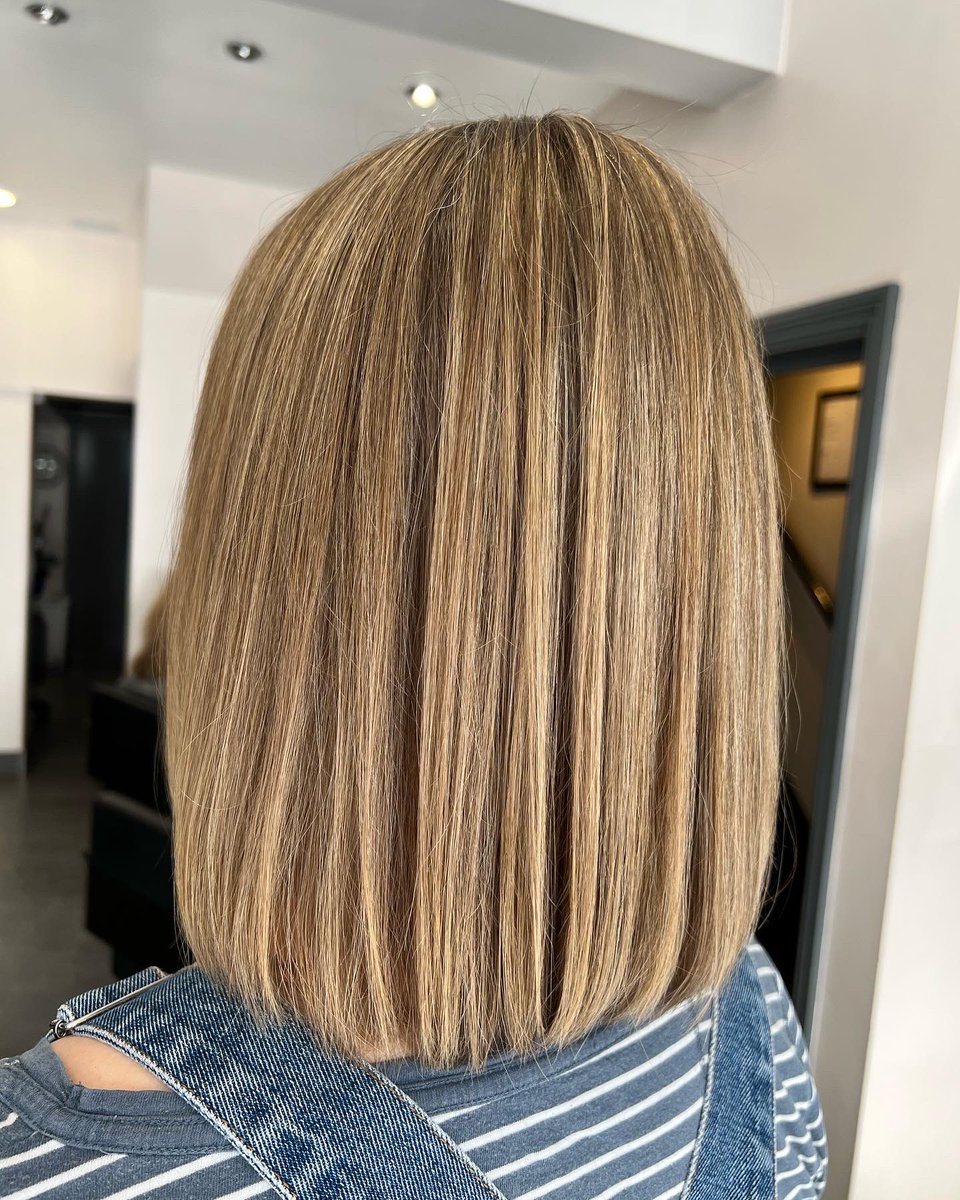 CWhiskersHair's tweet photo. Changes in the air 🤩

Emma worked on half head highlights creating a face frame and using WellaPlex to insure the hairs condition. 

Then restyling into a gorgeous sharp Bob making the hair look a lot thicker 

👉🏻keep swiping for the before 

#highlights #faceframing #canton https://t.co/cxOEN0WAkl