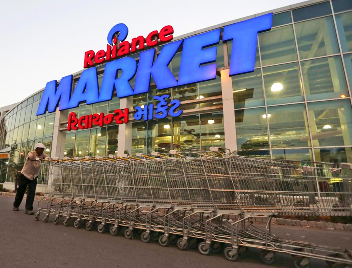 ShrehithK's tweet image. The absolutely crazy story of how Reliance began acquiring Future Retail (Big Bazaar, Nilgiris, fbb and Brand Factory) without actually acquiring it 😂

A thread 🧵