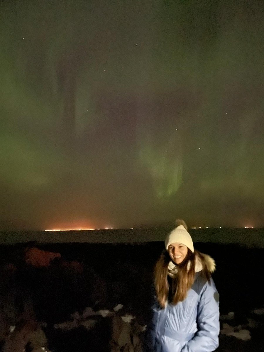 MNavas_UBSp's tweet photo. Primera noche y conseguimos ver una aurora boreal muy tenue en Reykjavik. Habrá más! 🤞 https://t.co/UaBffKJQQc