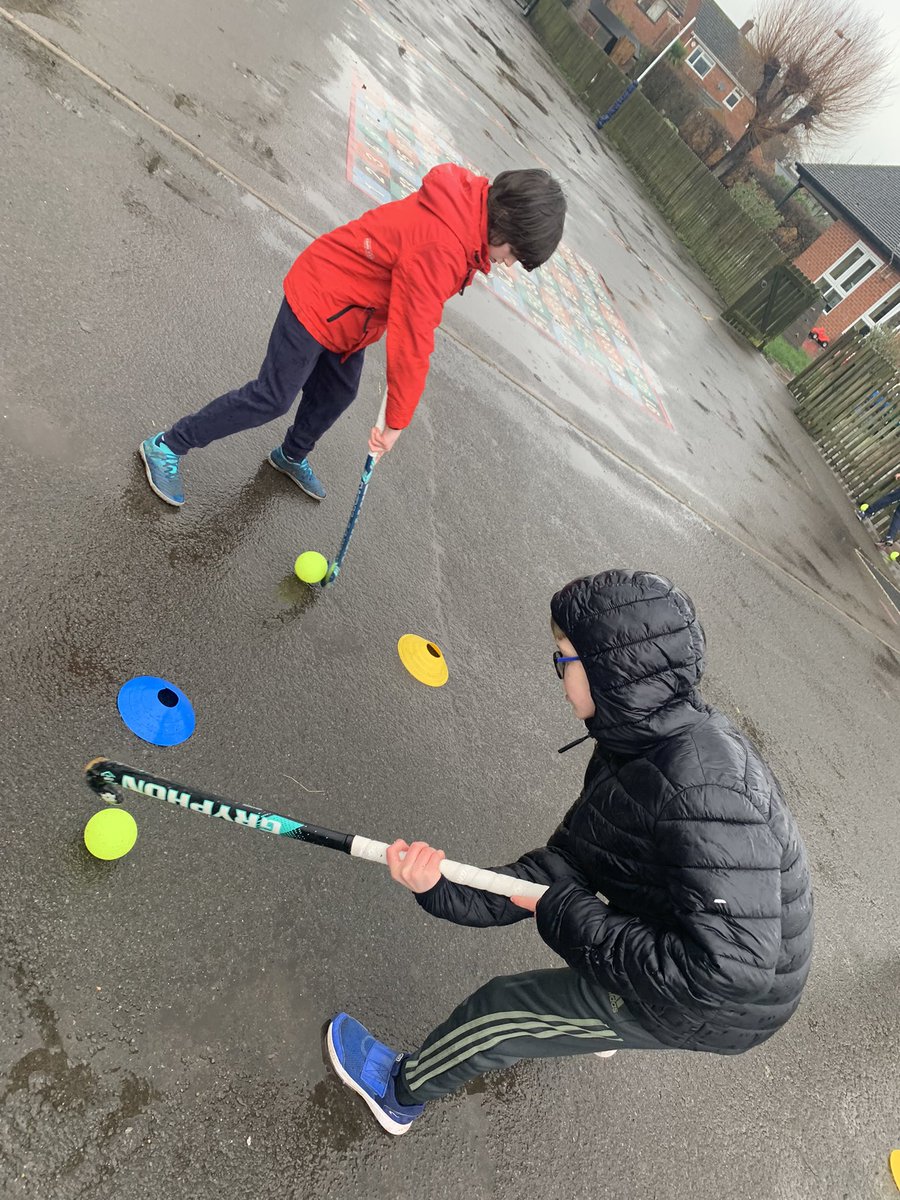 Year5Chalgrove's tweet photo. Fun first hockey session this week with @OxfordHawks even if the rain didn't stop! @ChalgroveSchool https://t.co/SSMjyfiFpn
