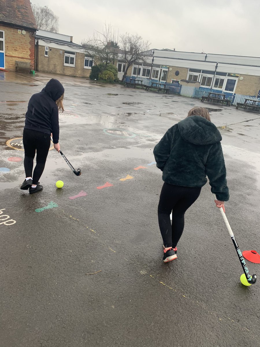 Year5Chalgrove's tweet photo. Fun first hockey session this week with @OxfordHawks even if the rain didn't stop! @ChalgroveSchool https://t.co/SSMjyfiFpn