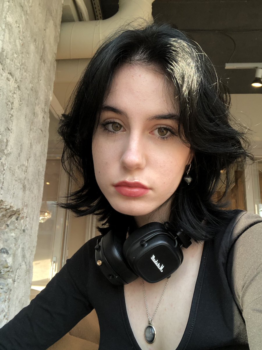rasberry1moon's tweet photo. material gworl moment https://t.co/F36lahmATN